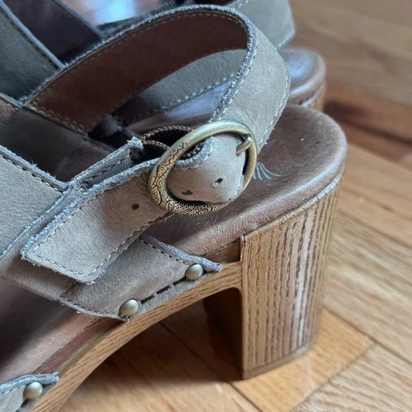 Dansko Mary Jane Clog Heels Size 40 Taupe Nubuck Leather Comfort Shoes - Picture 3 of 6